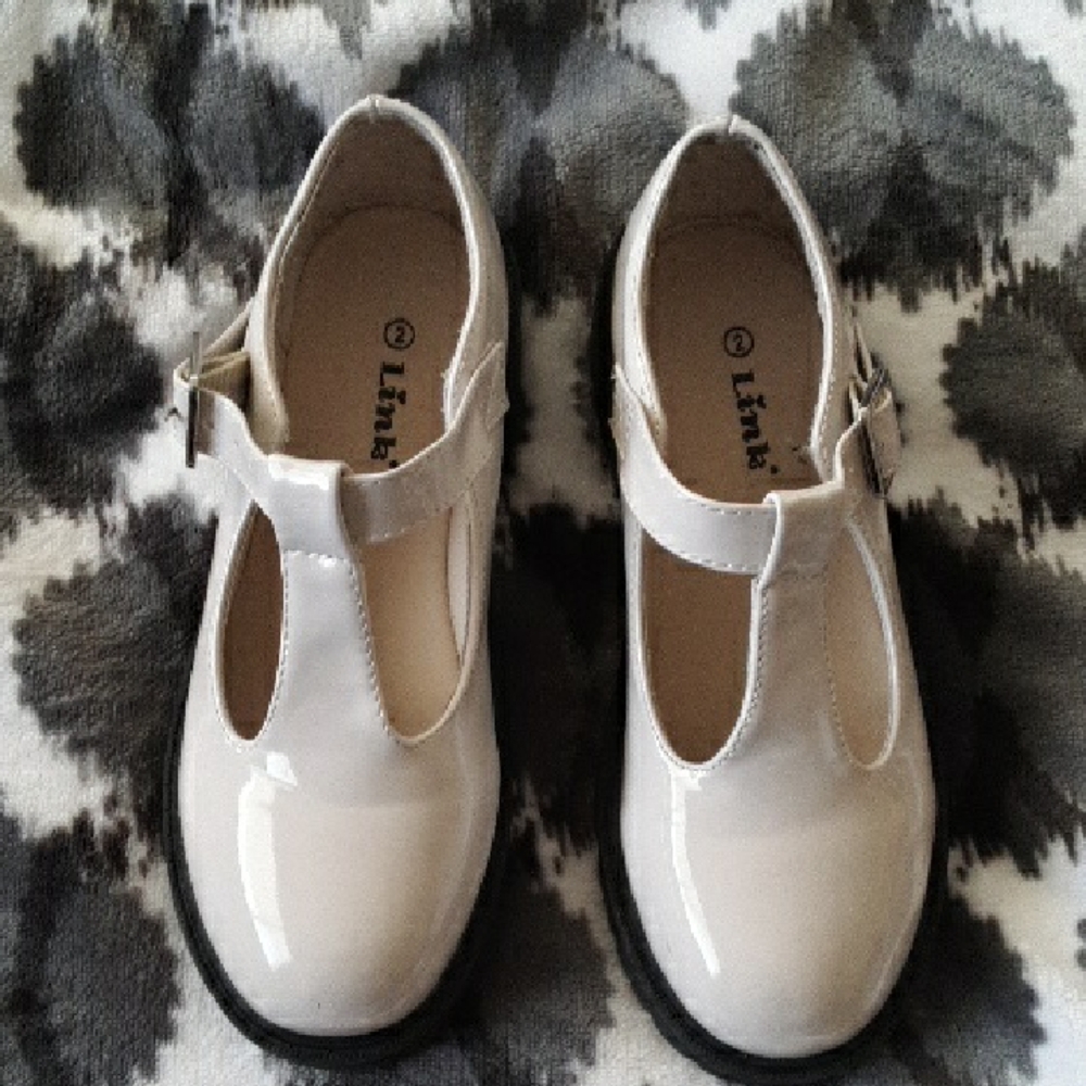 Link Patent T-Strap Girls  Shoes in Cream Size 2